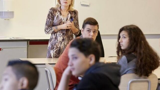 Moet de man terug voor de klas?