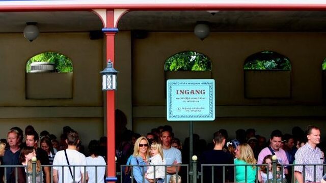 Roken in de wachtrij bij pretparken verboden