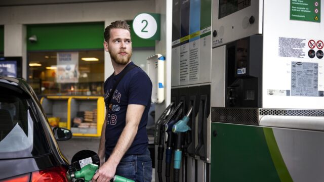 Verlenging accijnsverlaging op brandstoffen 'pleister' voor 'oprechte zorgen over betaalbaarheid autorijden'