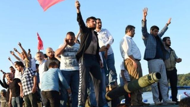 Eerste Turkse officieren krijgen levenslang voor deelname coup