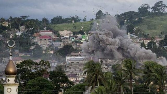 Amerikaanse militairen staan leger Filipijnen bij in Marawi