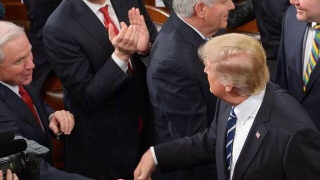 Trump: Democratische partij is bezig met een heksenjacht op Sessions