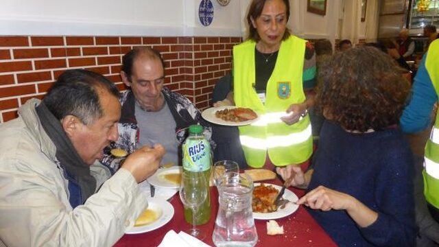 In het Robin Hood-restaurant bedient een ober de daklozen