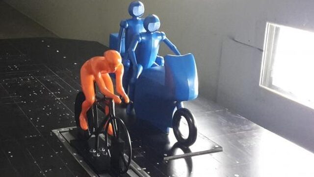 Onderzoek: Tourrenners rijden langzamer met een motor in de buurt