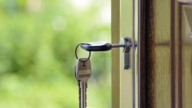 In Nederland worden honderden vrouwen in hun eigen huis vastgehouden