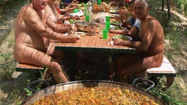 Blote Spanjaarden en een gigantische paella