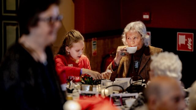 Eenzaamheid wordt tijdens feestdagen 'geaccentueerd': 'Er wordt wat opgedrongen'