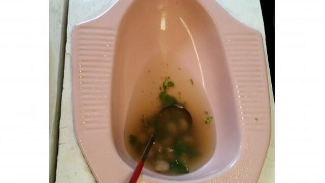 Dineren op een toiletpot