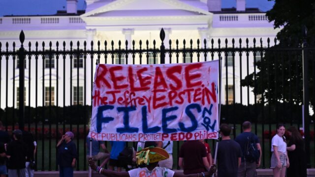 Welke impact gaat Epstein-dossier hebben op Trump-regering? 'Het is een politieke gok'