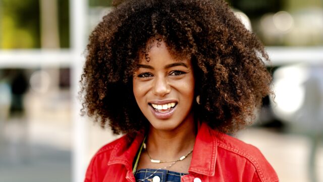 Eva Cleven onderzoekt adoptie-achtergrond in nieuwe podcast: 'Gevoel alsof je niet compleet bent'