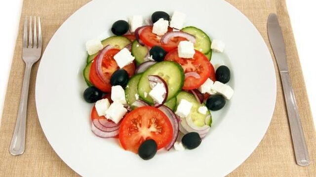 Waarom je je mes ten westen van je bord moet leggen