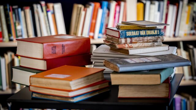 Waarom hebben (oude) boeken zo'n typische geur?