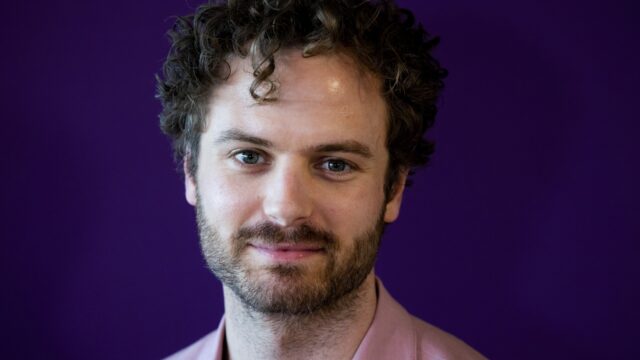 Jim Bakkum geprezen om theaterrol: 'Recensie hangt ingelijst naast mijn gouden platen'