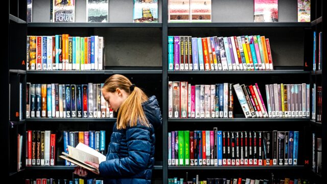 Leesvaardigheid onder jongeren zwaar ondermaats: 'Grote verantwoordelijkheid bij ouders'