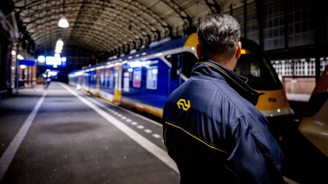 NS-personeel uitrusten met wapenstokken? 'Een conducteur met camera is een beter hulpmiddel'