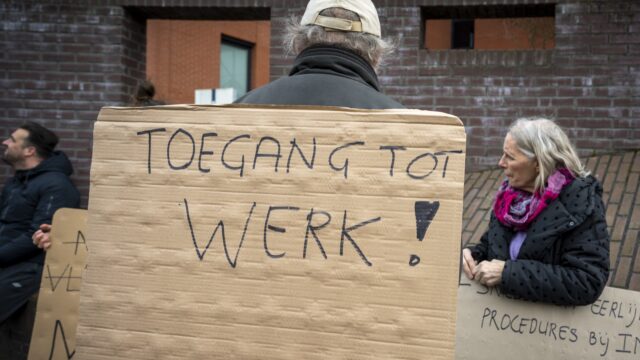 Tegen welke problemen lopen asielzoekers aan bij het zoeken naar werk?