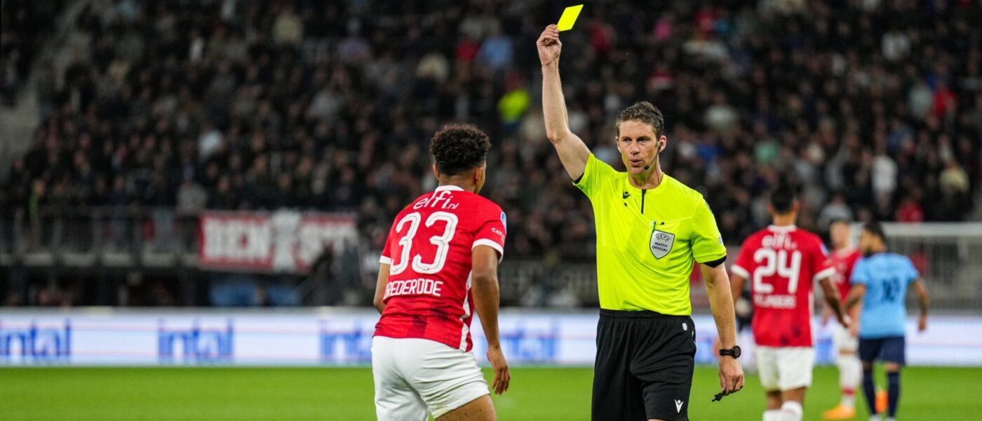 Rode Kaart En Gele Kaart Met Voetballettekst En Witte Achtergrond. Dit Beeld Gaat Over De  Gele