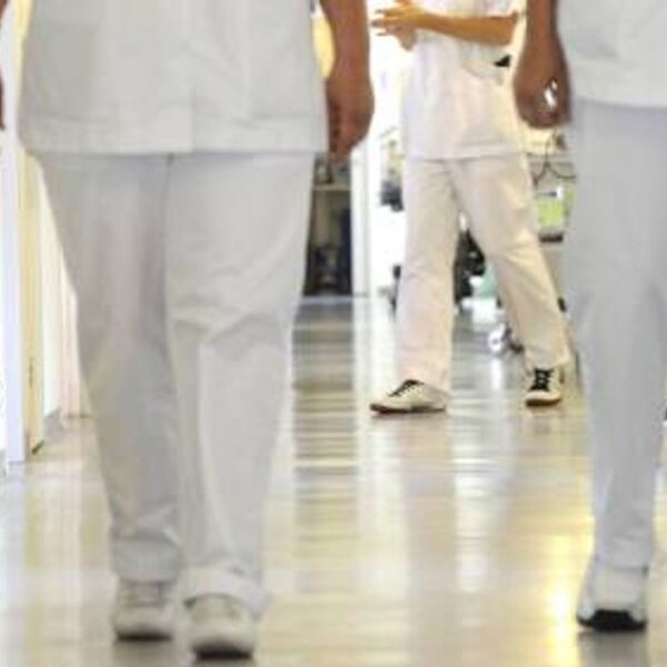 Hoge werkdruk, lage lonen: Ziekenhuismedewerkers leggen op 16 maart het werk neer