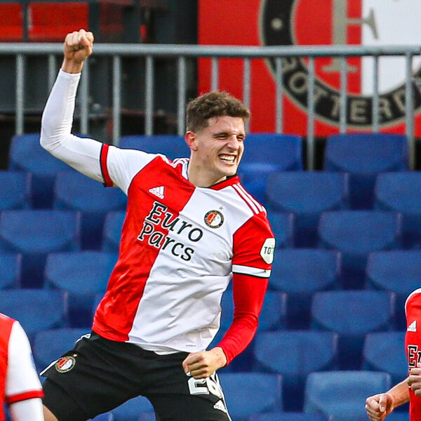 Feyenoord rekent snel af met PEC Zwolle, onrustig rondom De Kuip