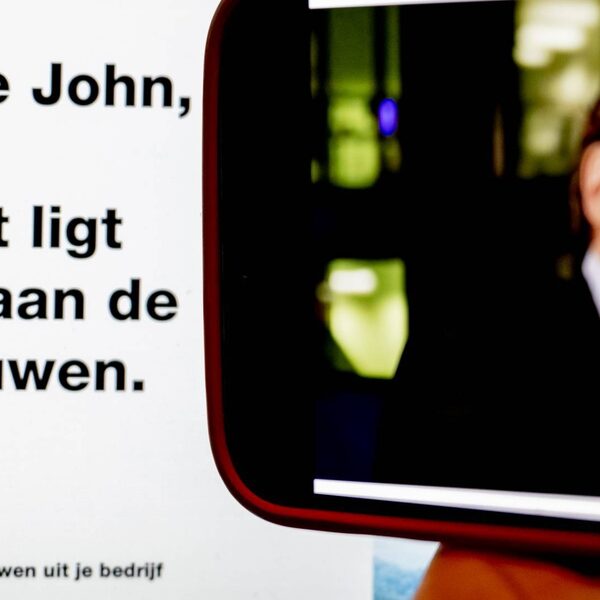 AD-hoofdredacteur over paginagrote advertentie van medewerksters Talpa: 'De les is niet 'vrouwen praat''