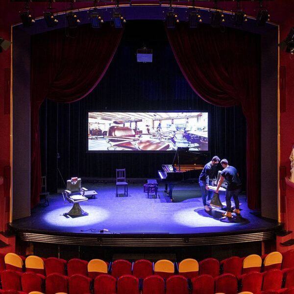 De dag van Kapsalon Theater: 'Er moet weer een beetje schwung in de samenleving komen'