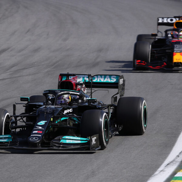 Magistrale zege Lewis Hamilton in Brazilië, gat op Verstappen nu 14 punten