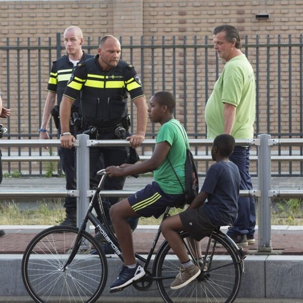 Politie werkt hard aan verstandhouding met bewoners Haagse Schilderswijk. Wat levert het op?