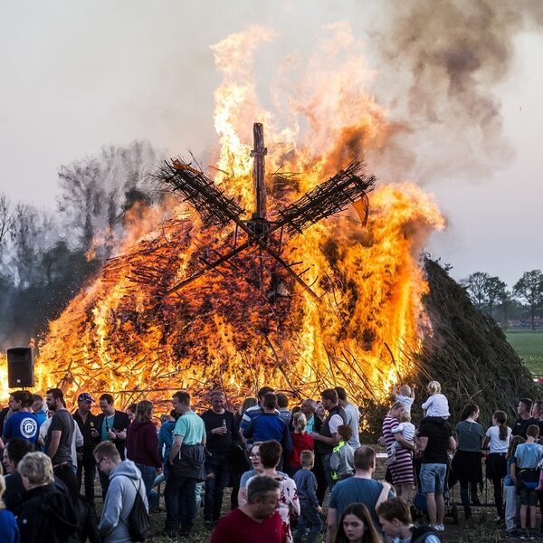 Paasvuurtraditie zorgt jaarlijks voor verhitte discussie