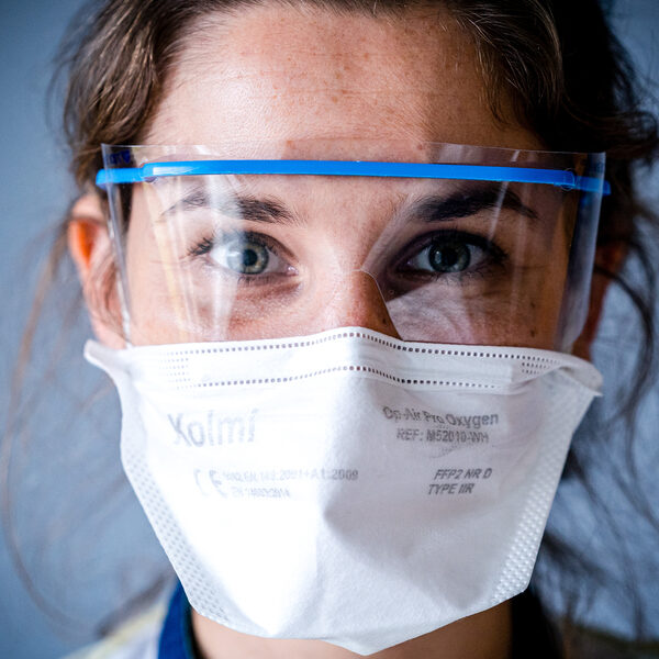 Hoe Defensie zorgpersoneel leert omgaan met stress en trauma door corona