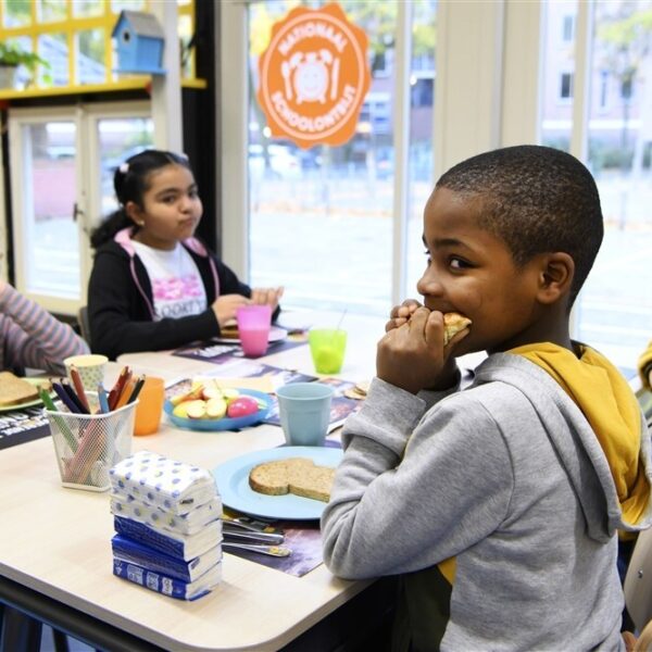 Stand.nl: 'De gratis schoollunch moet er komen'