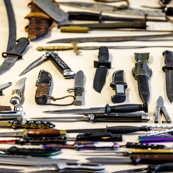 Duizenden wapens ingezameld bij actie: 'Jongeren kiezen steeds vaker voor het snelle geld en daar horen wapens bij'