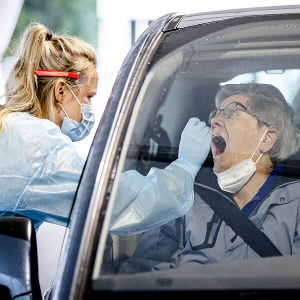 Veldepidemioloog Amrish Baidjoe over omikronvariant: 'Met een vliegverbod win je tijd'