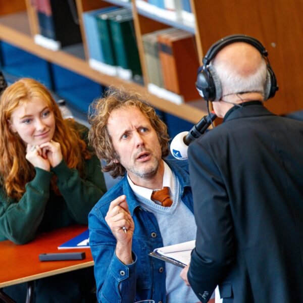 Deze BN'ers doen mee aan het Groot Dictee der Nederlandse Taal 2022