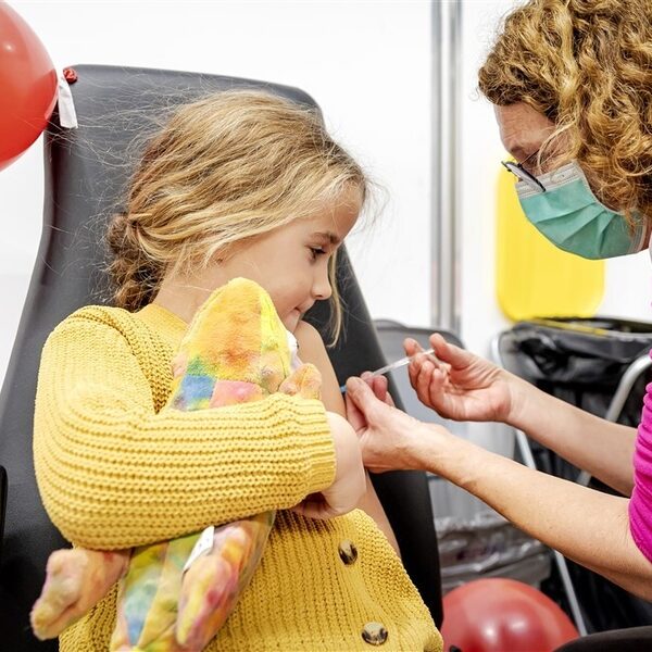 Podcast De Dag: hoe zinvol is het kindervaccin?