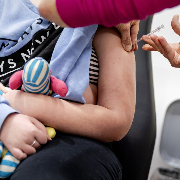 Eind januari coronaprik voor jonge kinderen, omdat ook zij ernstig ziek kunnen worden na besmetting
