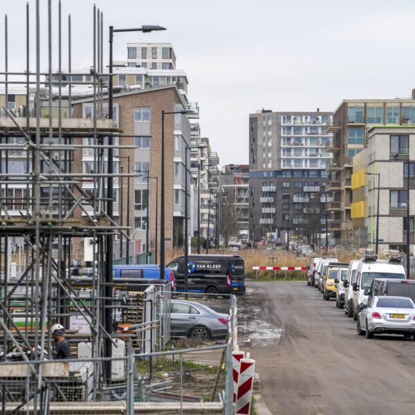 Steeds meer huizen op herrie-plek problematisch? 'Jaarlijks overlijden honderd mensen door lawaai'