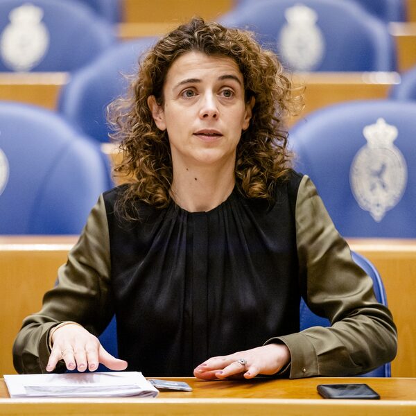 VVD-fractievoorzitter verdedigt tweet over asielzoekers: 'Je moet draagvlak houden'