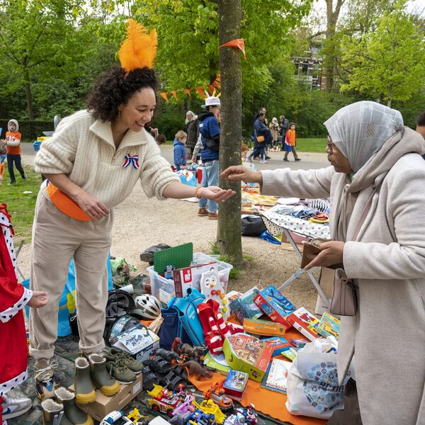 Podcast de Dag: wie wil er nog bij de Oranjevereniging?