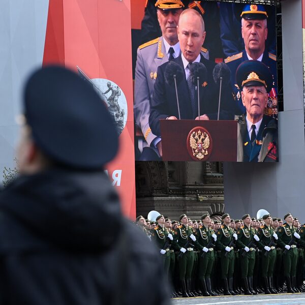 Poetin haalt fel uit naar NAVO in speech, belooft familie gesneuvelden te helpen
