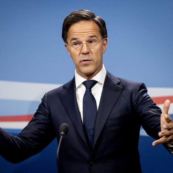 Taaltovenaar en woordbokser: de taal van 'politiek overlevingskunstenaar' Mark Rutte