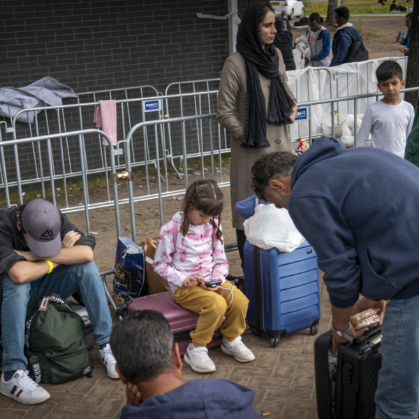 Ontwikkeling kinderen wordt ernstig geschaad in gezinslocaties voor vluchtelingen