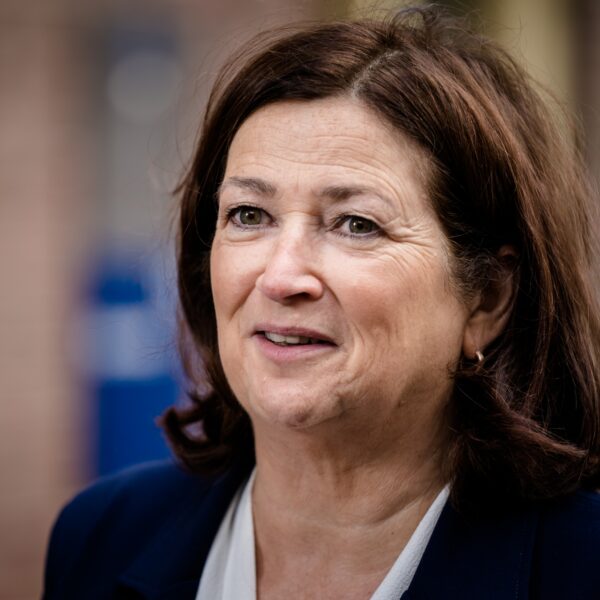 Minister Langdurige Zorg wil meer eigen verantwoordelijkheid: 'Bedenk hoe je voor je ouders gaat zorgen'