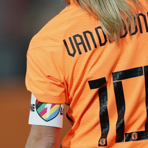 KNVB komt met nieuwe OneLove-actie: niet zeker dat alle aanvoerders meedoen
