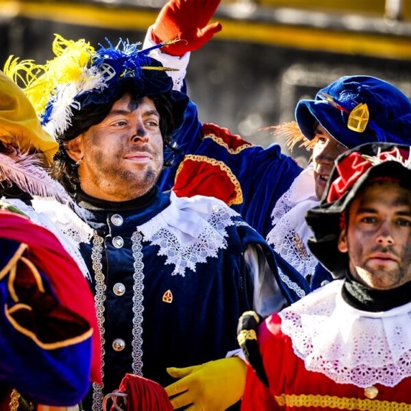 Volendam is verdeeld over afscheid Zwarte Piet: 'Ik vind het zwichten voor terreur'