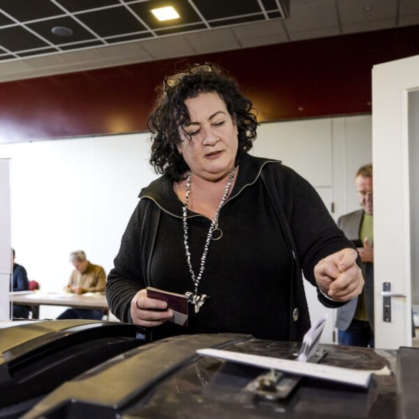 Twitter staat vol met foto’s van stemmende politici en dat is niet voor niks