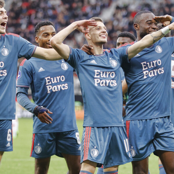 Feyenoord verslaat koploper AZ in Alkmaar