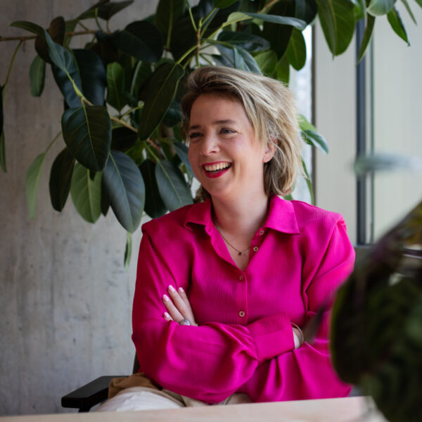 Deze vrouw geeft 30 mensen duizend euro per maand, zonder tegenprestatie