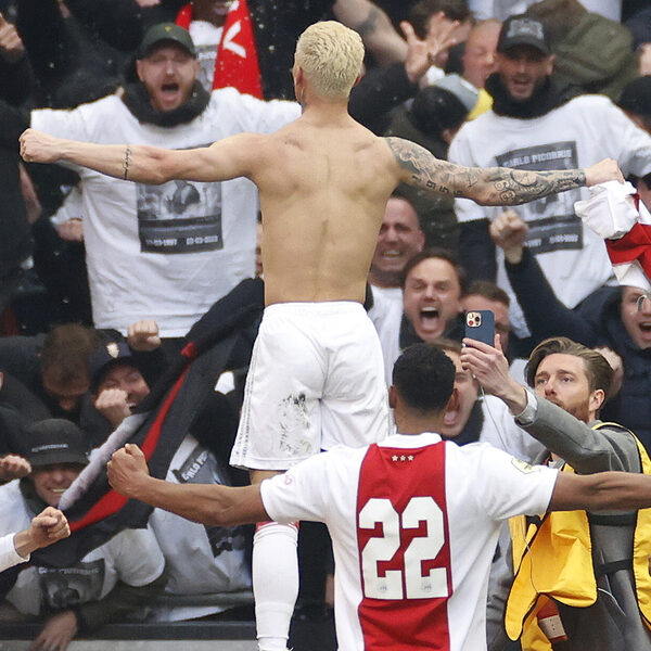 Ajax toont veerkracht, wint levendige klassieker na achterstand