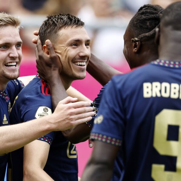 Ajax wint verhit duel in Utrecht