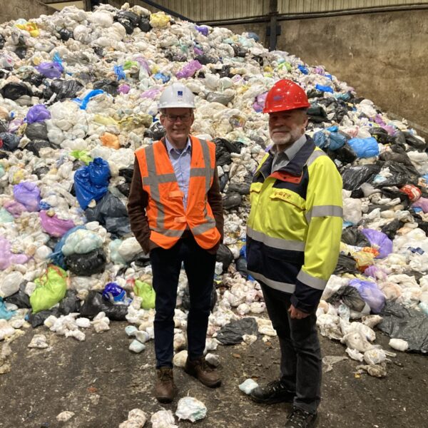 Van poepbroek naar auto-onderdeel: enorme luierberg gerecycled in speciale fabriek